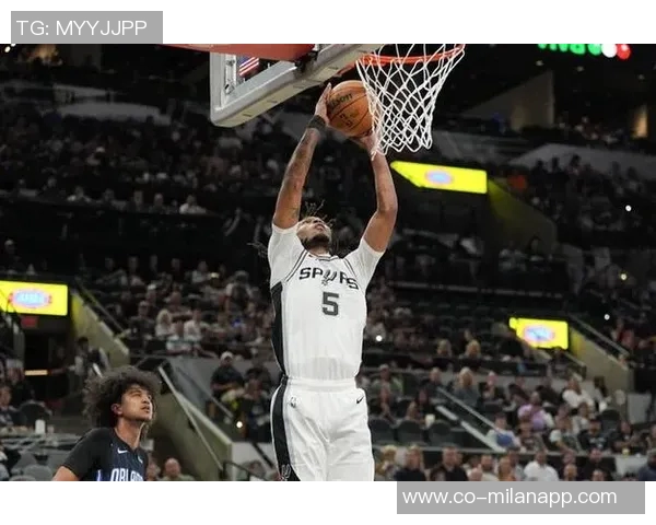 字母哥在勇士禁区如搅拌机般发威半场轻松砍下18分4板3助